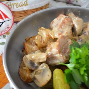 Сковородка со свининой и грибами в сливочном соусе