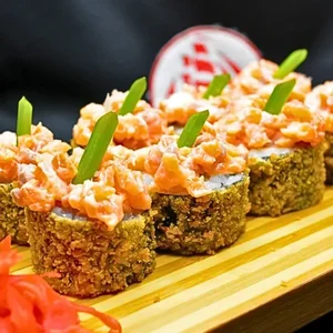 Горячий ролл с копченым лососем