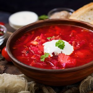 Борщ с говядиной, черным хлебом, чесноком и салом