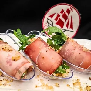Рулетик из вяленого мяса с сырным муссом ( предзаказ минимум от 6 шт)